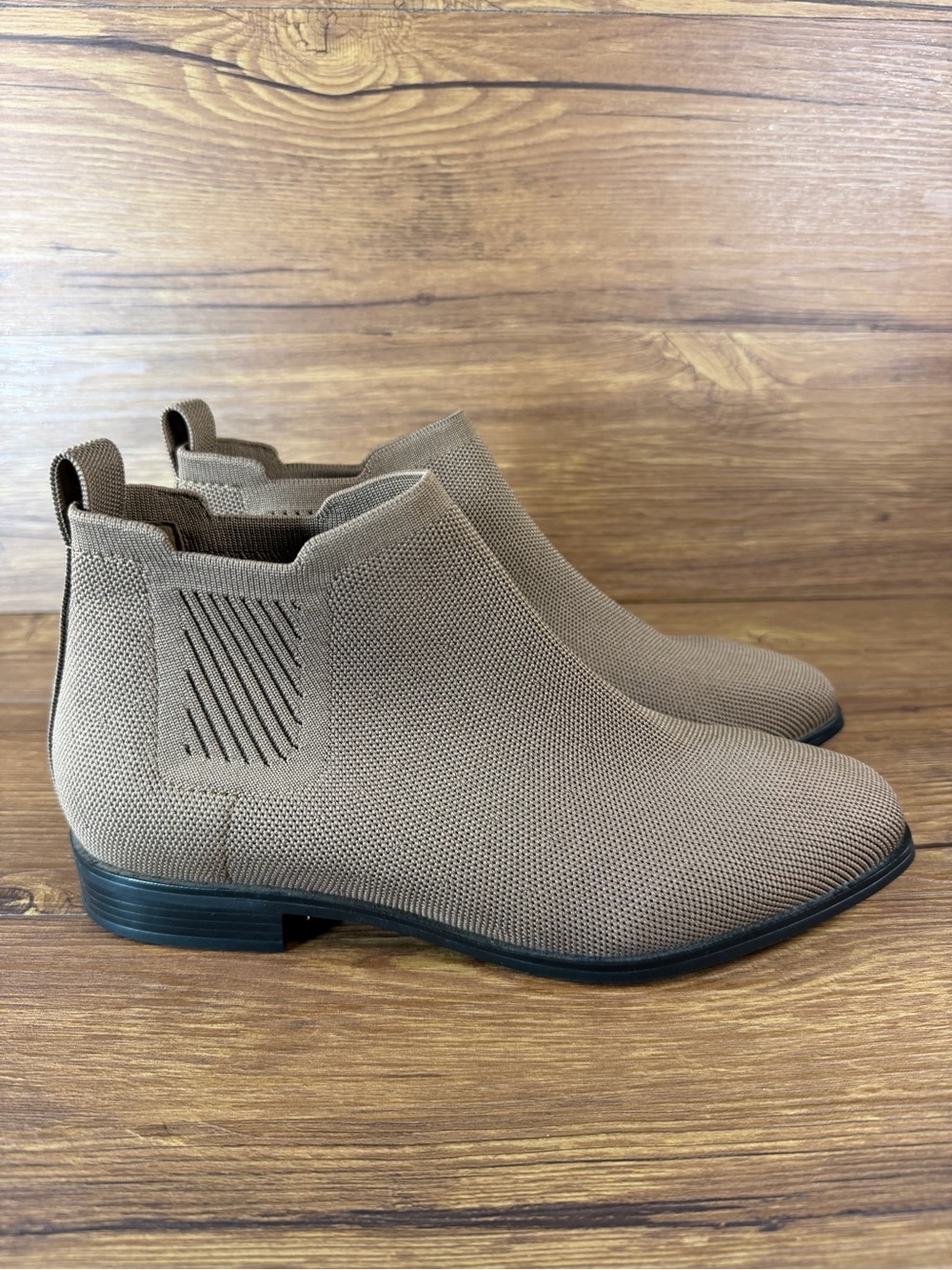 Vivaia Ryan Pro Square Toe Water Repellent Chelsea Boots Women’s Size 9.5 (40)‎